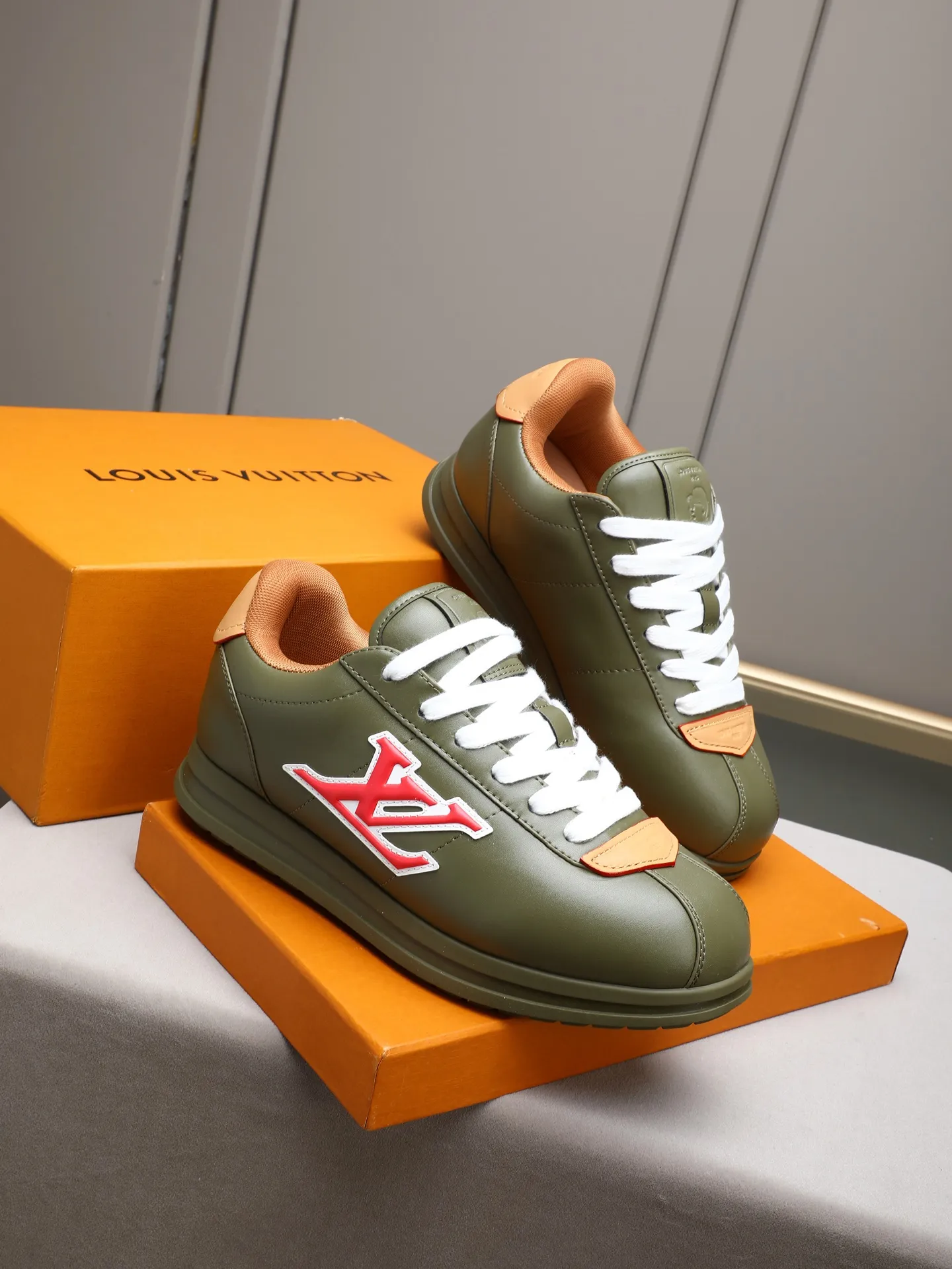 PP560 LV Louis Vuitton L Jialu Brand Runner Tatic Series Thick-soled Casual Sports Shoes Running Shoes Original purchase, development and production This LV Runner Tatic sports shoe combines technical materials such as mesh fabric and ribbons to interpret the inspiration of traditional mountaineering shoes. LV letters are written on one side, the lariat buckle of the quick lacing system is embellished with Monogram flowers and Louis Vuitton logos, and the light and wear-resistant rubber outsole completes the whole. ▪️Fabric: Original imported cowhide + mesh ▪️Inner lining: Original customized breathable mesh ▪️Sole: Original open-molded anti-slip rubber combination material ▪️Size: Men's 38-44 (customized for 45 and 46)